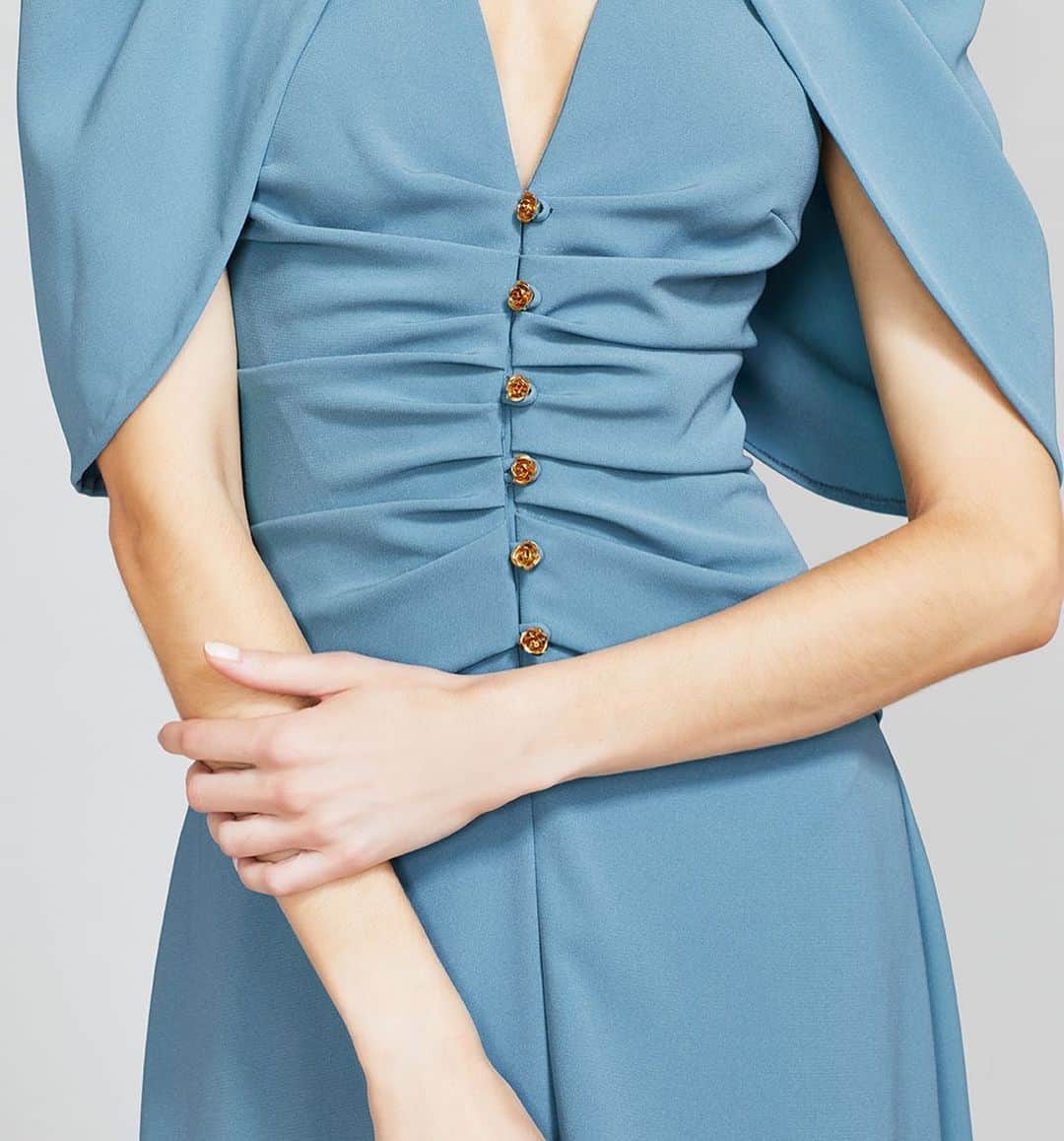 レラローズのインスタグラム：「It’s all in the details ✨ this season’s crepe midi is adorned with custom rose buttons. Shop this style exclusively at @saks.」