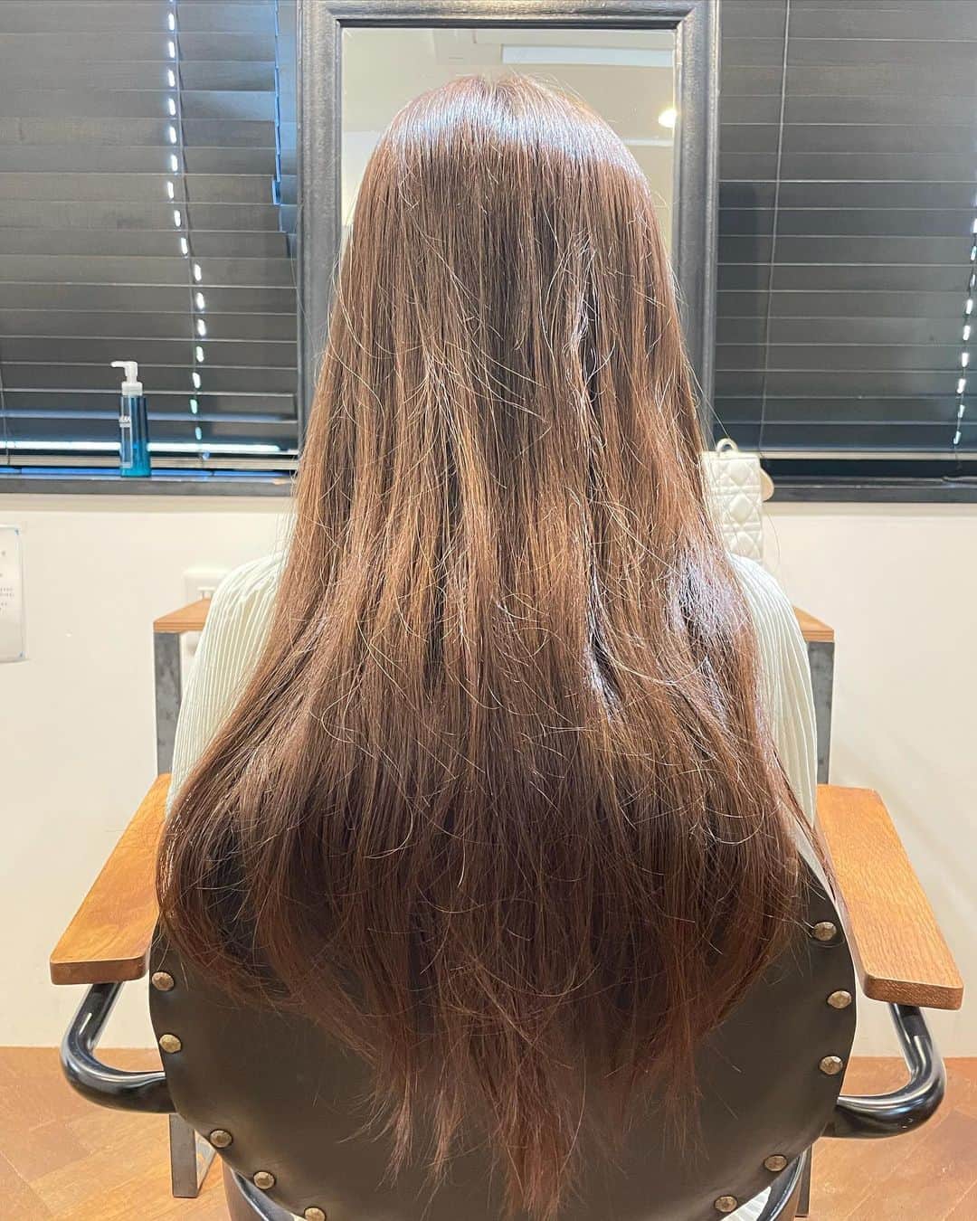 谷亜沙子さんのインスタグラム写真 - (谷亜沙子Instagram)「月1のプリンセストリートメントしてきました‼︎ 本当に続けるとしっとり艶のあるしっかりした髪質に変わってきました😊  カラーは日焼けで色落ちしてしまっていたのでトーンを5まで落として赤みを抑えてくすんだ感じのグレージュにしてもらいました！  前髪を少し切ったのだけど、すごく薄めにサイドも繋がる感じにカットしました！ @banhibika さんにお任せしてます😊  私のインスタグラムを見たで伴さん指名でお会計が20%オフになるみたいなので是非行ってみてね☺︎    #hair #伴響佳 #antheM #アンセム #表参道美容室 #表参道ヘアサロン #表参道 #ヘアサロン #美容院 #プリンセストリートメント #シンデレラトリートメント  #ヘアカラー #髪質改善トリートメント」9月2日 16時01分 - asyakodayo