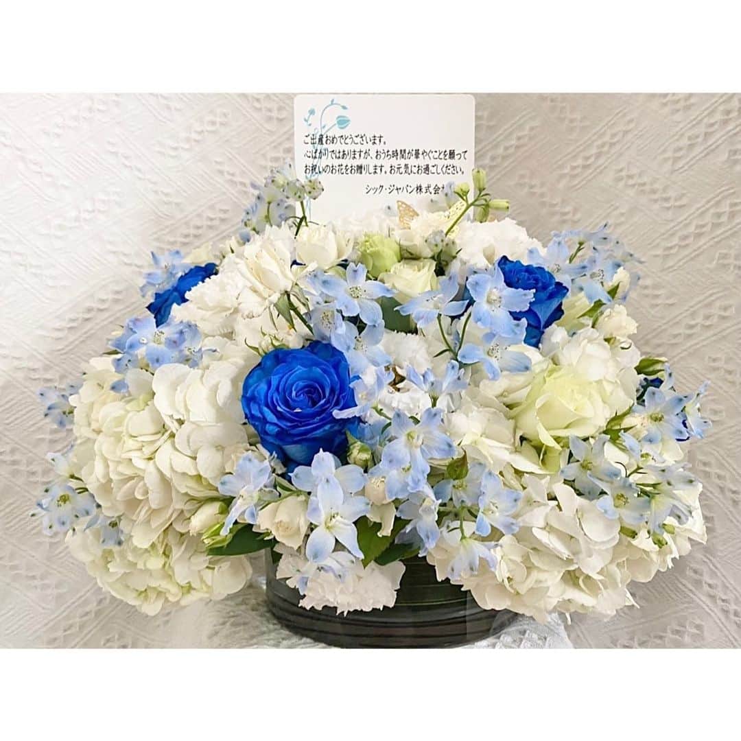 有村実樹さんのインスタグラム写真 - (有村実樹Instagram)「💐  シック・ジャパンの皆様からもお花が届きました🥰 ⁡ 家がお花でいっぱいに✨ ⁡ 結婚した時もこんな風に部屋が花でいっぱいになったね、と夫婦で話していました。 ⁡ 周りの方の温かな気持ちに支えられているのを実感し、幸せと感謝の気持ちで満たされています🍀 ありがとうございます。 ⁡ ⁡ ⁡ ⁡ ⁡  #美容 #スキンケア #美容好きな人と繋がりたい #おうち時間 #ストレスフリー美容 #美容研究家 #植物療法士 #有村実樹 #お花」9月2日 16時04分 - arimura_miki