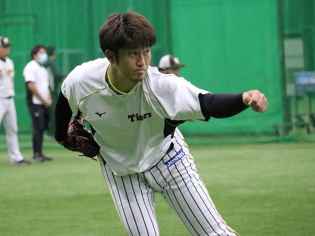 阪神タイガースさんのインスタグラム写真 - (阪神タイガースInstagram)「今日も甲子園で中日戦‼︎ 試合前練習の様子です！  #西勇輝 選手 #馬場皐輔 選手 #湯浅京己 選手 #岩貞祐太 選手 #ロベルトスアレス 選手 #阪神タイガース #挑超頂」9月2日 16時26分 - hanshintigers_official