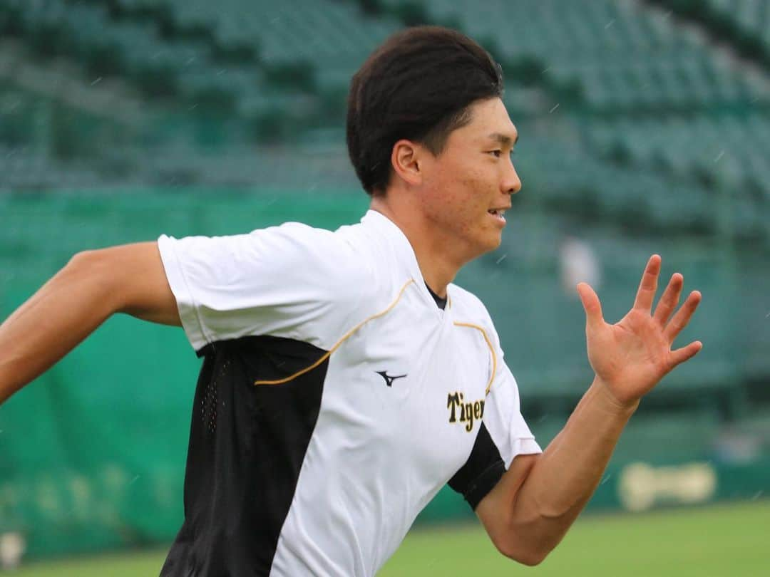 阪神タイガースさんのインスタグラム写真 - (阪神タイガースInstagram)「今日も甲子園で中日戦‼︎ 試合前練習の様子です！  #西勇輝 選手 #馬場皐輔 選手 #湯浅京己 選手 #岩貞祐太 選手 #ロベルトスアレス 選手 #阪神タイガース #挑超頂」9月2日 16時26分 - hanshintigers_official