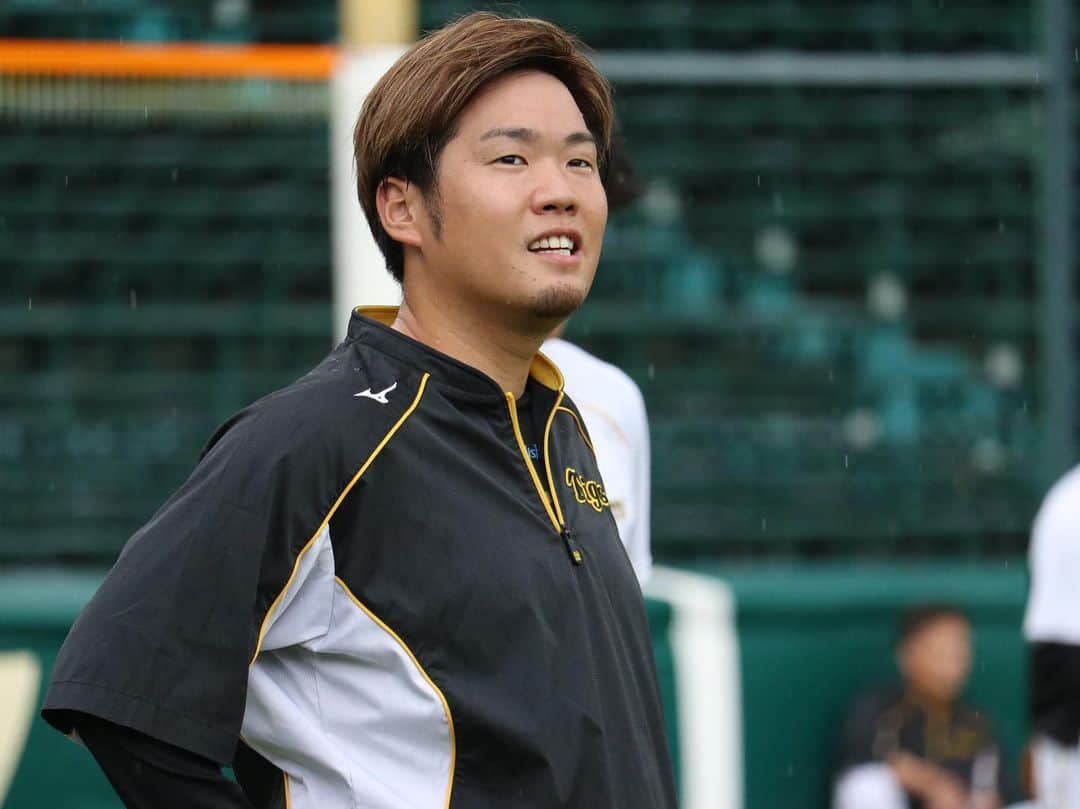 のインスタグラム：「今日も甲子園で中日戦‼︎ 試合前練習の様子です！  #西勇輝 選手 #馬場皐輔 選手 #湯浅京己 選手 #岩貞祐太 選手 #ロベルトスアレス 選手 #阪神タイガース #挑超頂」