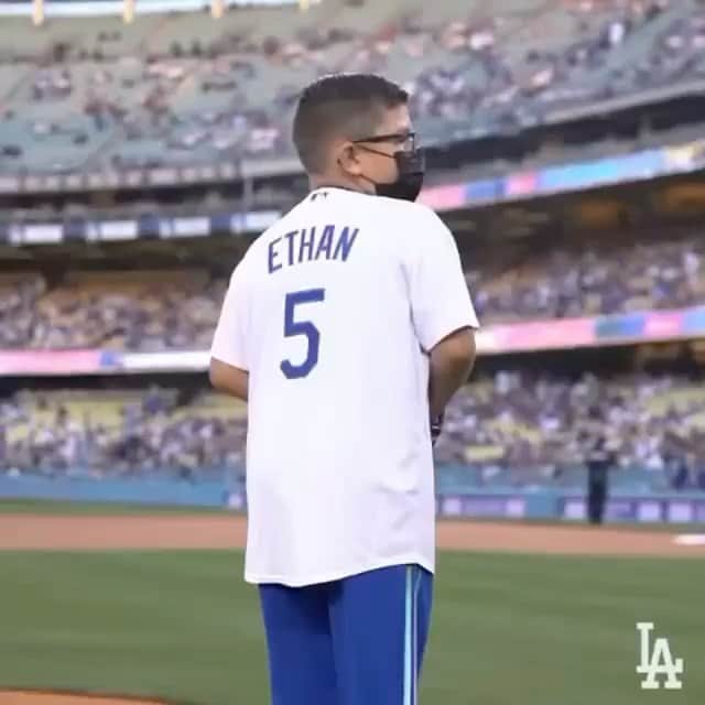 コーリー・シーガーのインスタグラム：「That lefty first pitch!!」