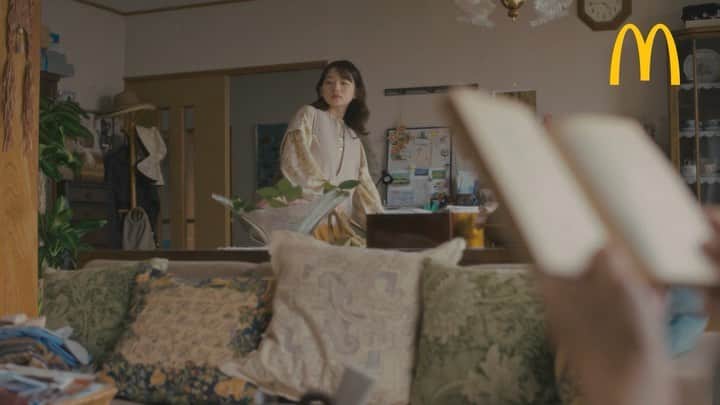 山田杏奈のインスタグラム：「マクドナルドさんの9/8(水)発売月見シリーズのCMに出演させていただいてます。 私も毎年楽しみにしてる月見シリーズ☺️ うれしかった〜  月見の時間、素敵ですね🌔皆様もぜひ！   #月見バーガー #月見マックシェイク #月見パイ」