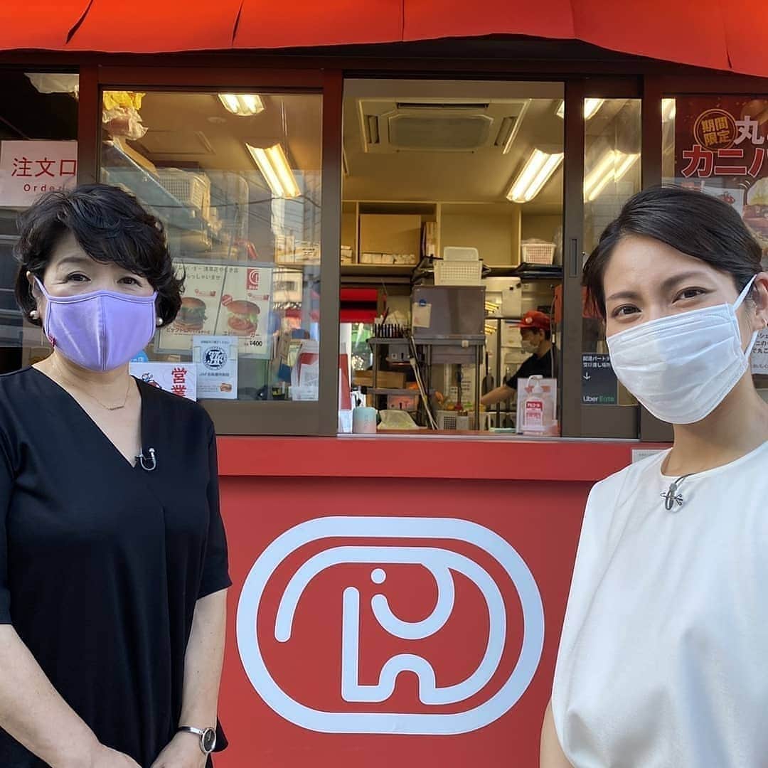 テレビ東京「ガイアの夜明け」さんのインスタグラム写真 - (テレビ東京「ガイアの夜明け」Instagram)「【ガイアの夜明け】 9月3日(金）　夜10時『外食危機…女性リーダーの決断』  今回は、元主婦から会社のトップになった２人の女性を取材しました。  まずは「ドムドムハンバーガー」の社長、藤﨑忍さん（55歳） ３年前に入社して以来、業界の常識にとらわれない戦略で 長らく低迷していたドムドムを黒字に転換させました。 驚くのはその経歴。なんと３９歳まで専業主婦だったのです。 入社するまでの１０年余りに大きな秘密が・・・ そして今さらに、奇想天外なメニューや店で勝負をかけていました。  一方、 幻の手羽先が有名な人気の居酒屋チェーン「世界の山ちゃん」 ５年前、創業者が急死…その後を引き継ぎ代表になったのが 妻の山本久美さん（54歳） 主婦から一念発起。 ”大切な人の大切な会社を守る”という決断をし 必死に看板を守ってきました。 しかし、このコロナ禍で居酒屋は大苦戦。 天国の夫が見守る中、敢えて自分流で”攻め”に出ていました。  外食危機の中、 ２人の女性リーダーの決断に迫ります。  《ロケ》 ブラウス、スカート#fleurdelis #BLOOM 《スタジオ》 スカート#huedaytoevening #BLOOM ≪取材≫ #ドムドムフードサービス #エスワイフード」9月2日 16時55分 - gaia_no_yoake