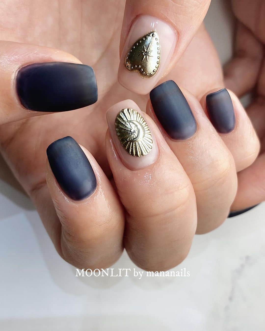 mananailsのインスタグラム：「navy × coin jewelry  マットネイビーが秋っぽい🫐  ☾2 designs」