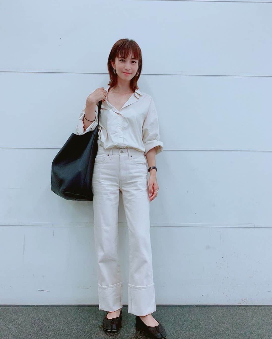 安田美沙子さんのインスタグラム写真 - (安田美沙子Instagram)「京都の時の私服。 白パンが届いた🤍  西陽にたそがれる息子。 そして、お弁当くれに必死にはだけながら対応する母。メイクさんが撮ってた！笑  もう怪獣ですから。機嫌を損ねたらそりゃもう大変です。笑  最初は離乳食食べなくて困っていたのに、今は兄より食べる！！ 体重は軽いけど。  雨だと何しようか悩むね🌈  #ootd #shirts @florent #pants @akte_official  #shoes @maisonmargiela  #bag @therow」9月2日 8時52分 - yasuda_misako