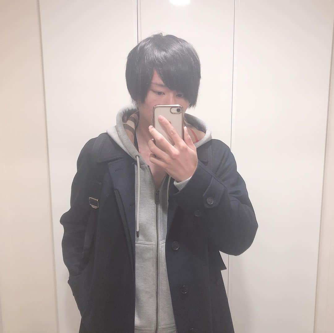 みやゆうのインスタグラム：「秋冬 2018.11 BURBERRYのパーカとコートとリュック 冬は毎年このコーデでやってます🦊  #みやゆう #みやゆうさん」
