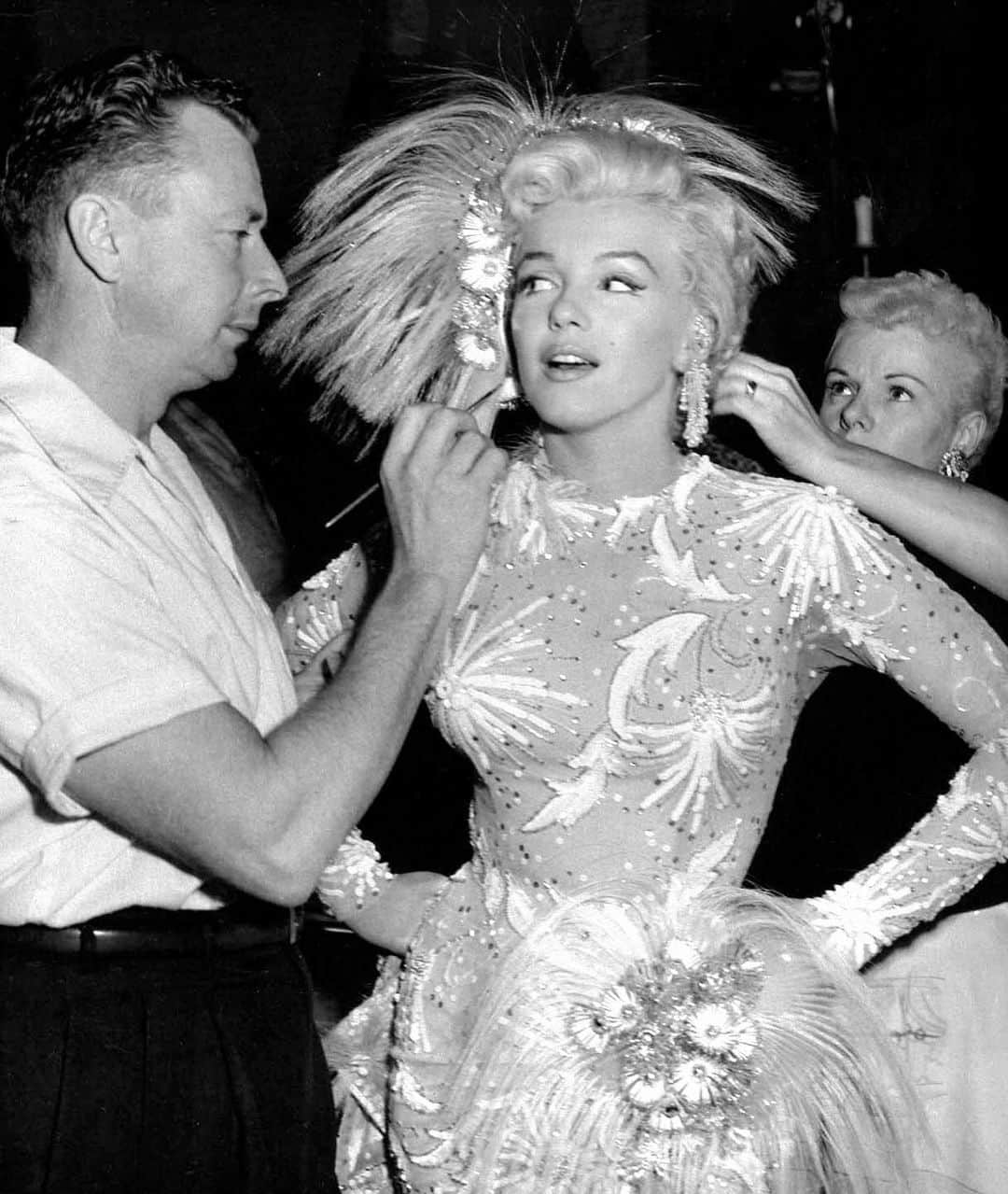 のインスタグラム：「Marilyn Monroe getting her makeup and hair touched up on the set of There’s No Business Like Show Business, 1954.🖤」