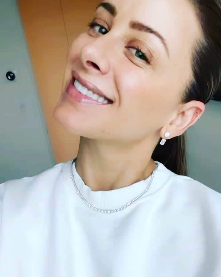ロー・ボスワースのインスタグラム：「My favorite month of the year! And I realize it JUST became Virgo szn but never fear - us Libras are ready for our ✨✨✨ moment ✨✨✨」