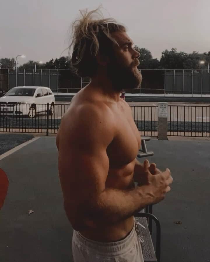 モデル、ブロック・オハーンのインスタグラム：「Work in Progress 🚧   Wasn’t able to make it to a gym today so found an outdoor park gym to go have some fun with.   Was filming my German Volume supersets when this song came on and perfectly described how I was feeling.. lol   “One is one too many.. one more is never enough 🎶”   😂」