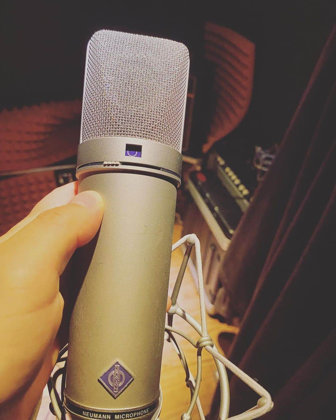 後藤正文のインスタグラム：「U87Ai。5年くらい使ってなかった気がする。NEUMANNのマイク🎤、かなり値上がりしてて怖い。  #coldbrainstudio #neumann」