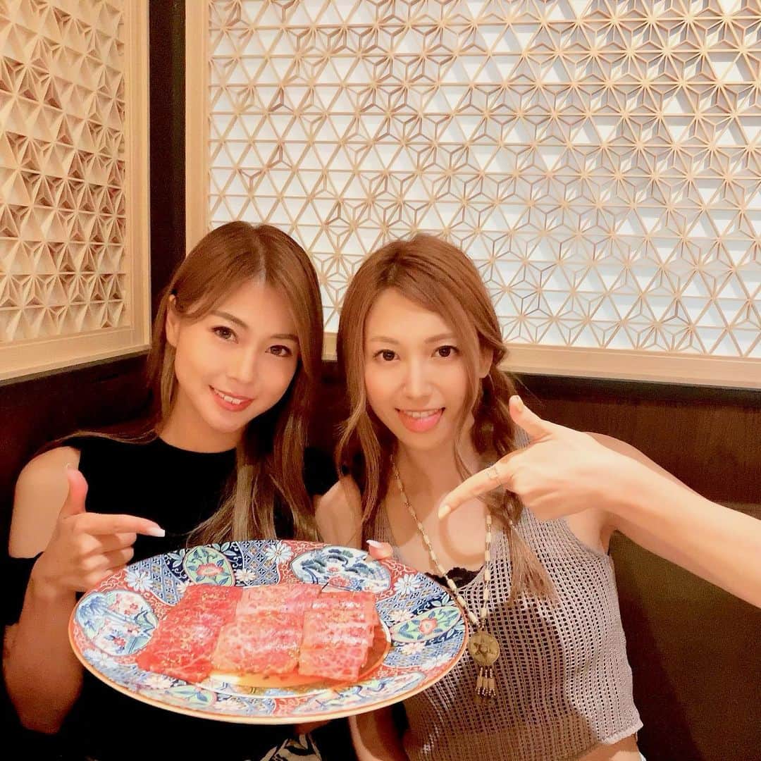木村理恵さんのインスタグラム写真 - (木村理恵Instagram)「@yakiniku_mitsukuni で女子会🍖❤️‍🔥 お肉美味しすぎる🤤とろける🤤 トマト🍅冷麺もめちゃうまで 幸せでした〜💗  なっちゃんのお誕生日🎂お祝い出来て嬉しかった🔥 おめでとうだょ㊗️💕  ⚠️感染対策もした上で行ってます。  #焼肉mitsukuni #yakinikumitsukuni  #焼肉#女子会」9月2日 12時04分 - rierienari1229