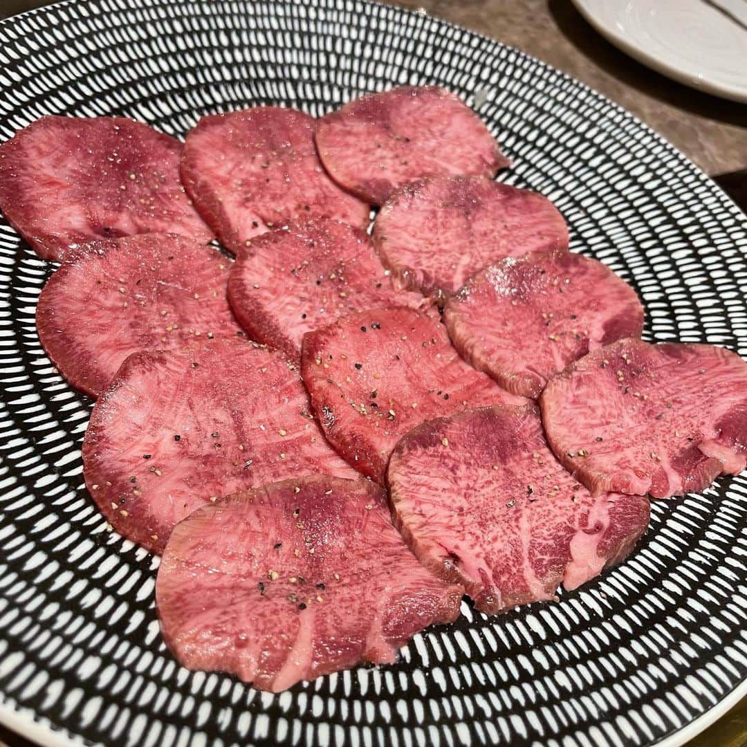 木村理恵さんのインスタグラム写真 - (木村理恵Instagram)「@yakiniku_mitsukuni で女子会🍖❤️‍🔥 お肉美味しすぎる🤤とろける🤤 トマト🍅冷麺もめちゃうまで 幸せでした〜💗  なっちゃんのお誕生日🎂お祝い出来て嬉しかった🔥 おめでとうだょ㊗️💕  ⚠️感染対策もした上で行ってます。  #焼肉mitsukuni #yakinikumitsukuni  #焼肉#女子会」9月2日 12時04分 - rierienari1229