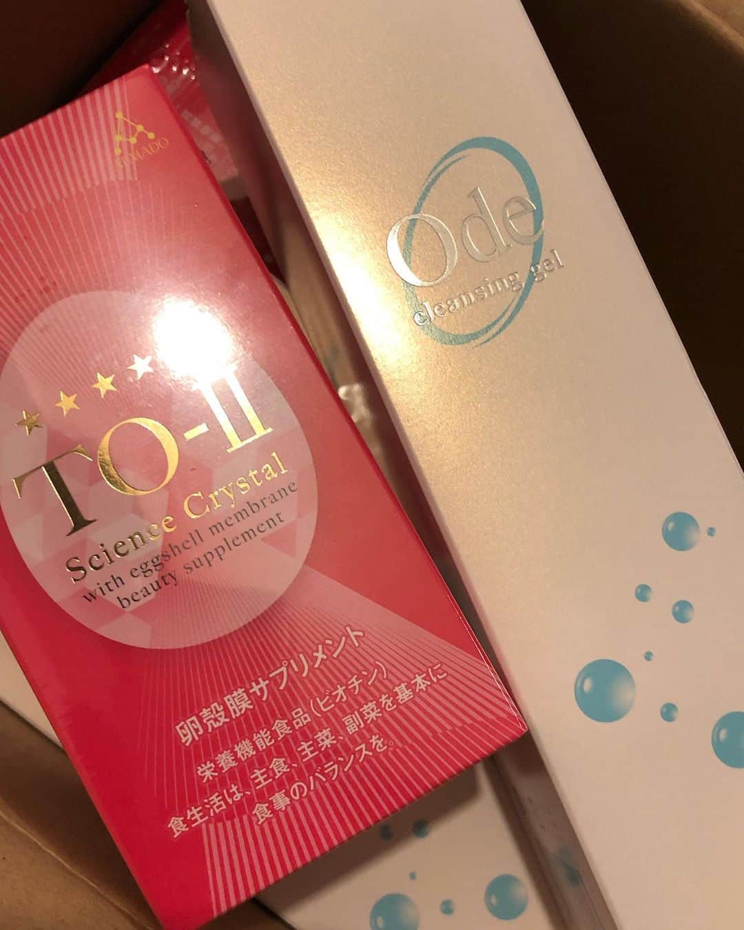 のインスタグラム：「なっちゃん　@natsukauegami に薦められてから飲んでるアルマードの卵殻膜サプリメント！卵殻膜のパワーって凄いから、コロナ予防にもいいかな？と\(//∇//)\  あとはず〜っと愛用しているクレンジングもまとめ買い(о´∀`о) このクレンジングは本当に使い心地が良くて、一度使ったら他のはつかえん(≧∀≦)  私はマスカラつけるとすぐ目の下が黒くなっちゃうので、絶対ウォータープルーフのをつかうんだけど、そうするとオイルクレンジングじゃないとなかなか落ちなくて(＞人＜;)  でも、このジェルだと簡単に綺麗に落ちるの！  ジェルって最初は期待してなかったから、使った時に目から鱗でした\(//∇//)\  2枚目は少しお高いけどお気に入りのバルサミコ！  前に料理家の方が使っていて、とっても美味しくてそれからリピしてます！ 楽天ルームでも紹介してるので、気になる方は見てみてね！  #アルマード#卵殻膜#美容サプリ#クレンジングジェル#リピート#使い心地が最高#バルサミコ#おとりよせ#お取り寄せ生活#お取り寄せ」
