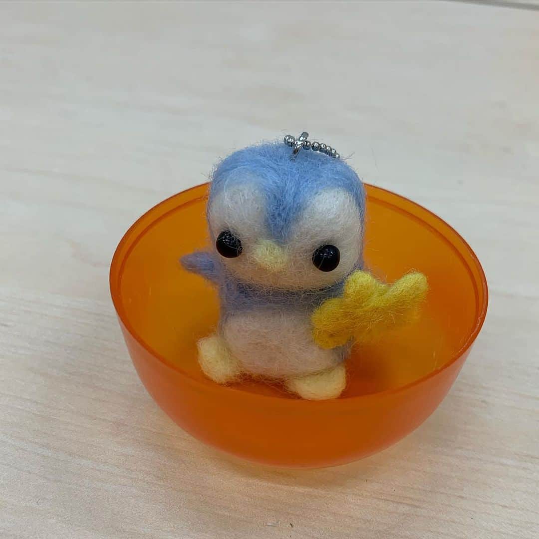 虎谷温子のインスタグラム：「@sumatanentame  の企画で作ったのがこちらです🐧 #すまたん #ペンギン #羊毛フェルト」
