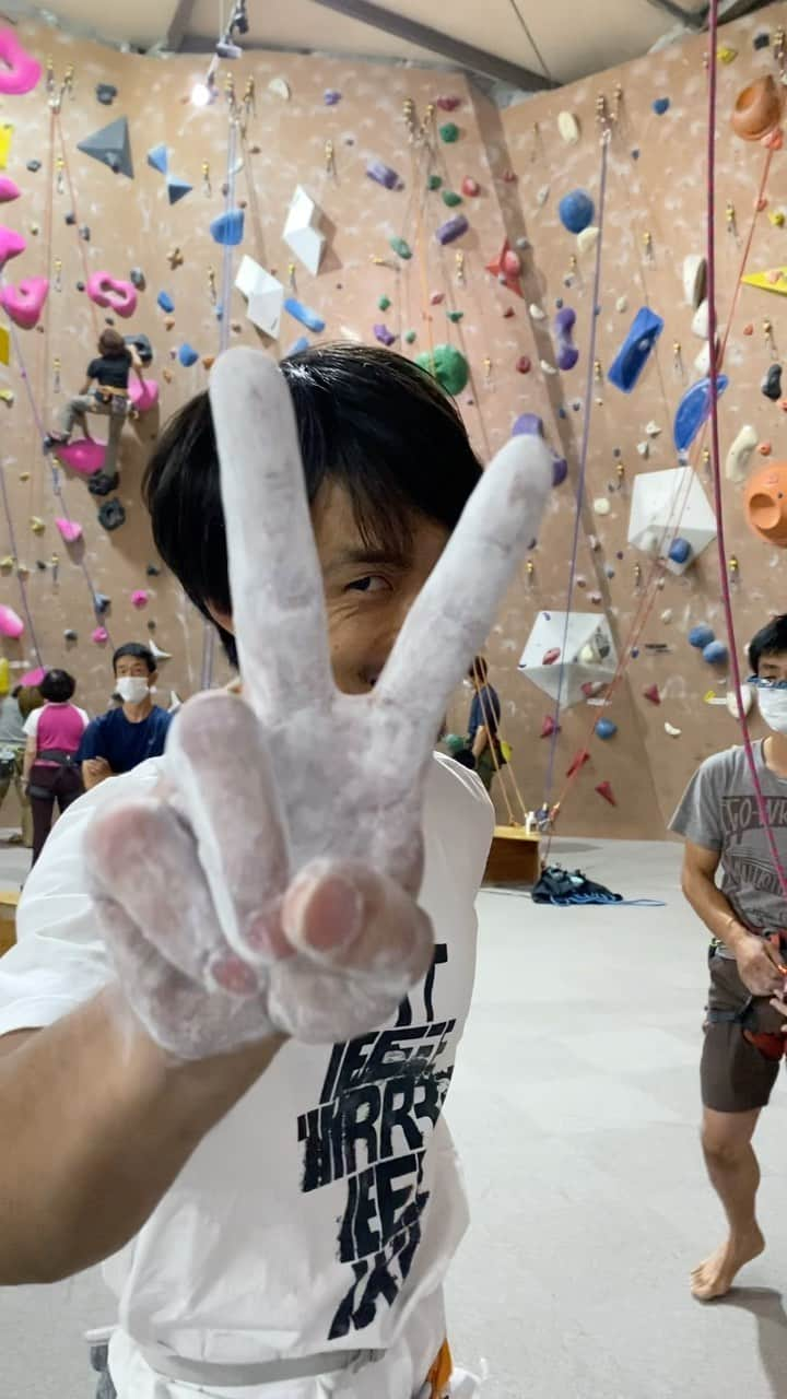 安間佐千のインスタグラム：「It was good training day we call Bukatsu(climbing club) with @miu.miu_1225 @yuji_hirayama_stonerider @yujirogohda and #Mahiro   We always so excited at Bukatsu and it is like a energy explosion🔥🔥🔥 Can’t wait for next session🤩  最近部活と称してみんなで集まって @climbparkbasecamp でトレーニングしてる。モチベーションを持ち寄って登るから、相乗効果ですごいクライミングが生まれる🤩🔥動画はオンサイトできた5.13d。嬉しいな🎉  Filmed by @yuji_hirayama_stonerider   @adidasterrex @fiveten_official @petzl_official @newhale_japan #アルテリア」