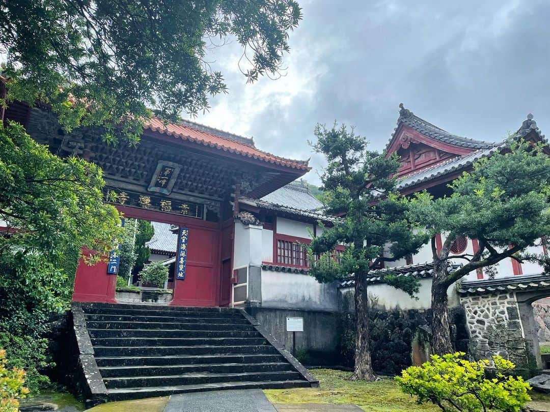 藤坂奈央のインスタグラム：「. 今日は中国盆の取材で長崎市の崇福寺へ🚶‍♂️ . 帰ってきた万物の霊魂を にぎやかにもてなすのが中国盆の習わしですが 新型コロナで今年も規模が縮小され静かなお盆です。 . 中国線香に包まれた 唐寺の荘厳な佇まい、素敵でした☺️ . #Jチャン長崎 #取材日記 #唐寺 #崇福寺 #長崎 #nagasaki #愛すべき長崎の〇〇」