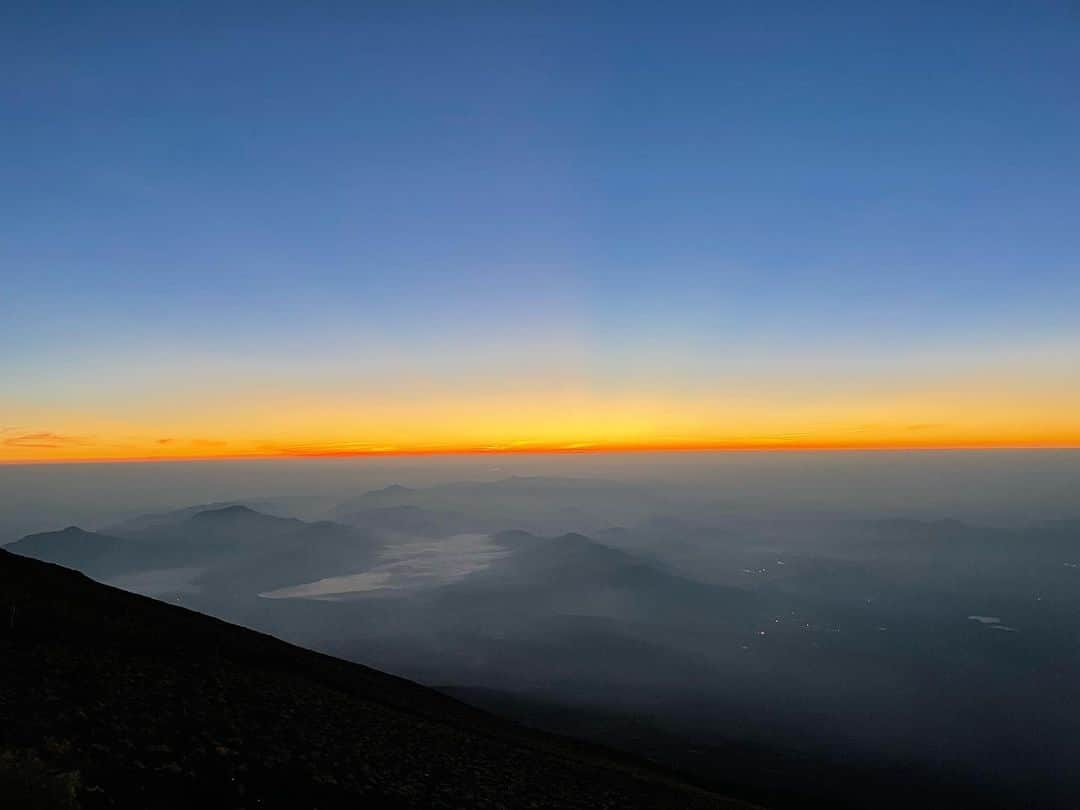 伊達公子さんのインスタグラム写真 - (伊達公子Instagram)「2021,8,28富士山 4:56am 御来光直前 なんときれいなんだろう！ いいお天気に恵まれたなぁ。  #伊達公子 #kimikodate  #テニス  #テニスプレイヤー #tennis  #tennisplayer #2021年8月28日 #2021 #2021年 #登山  #登山女子  #登山大人女子 #mountains  #富士山 #富士山登山 #mtfuji #世界遺産 #初めての富士山 #御来光直前」9月2日 14時57分 - kimiko.date