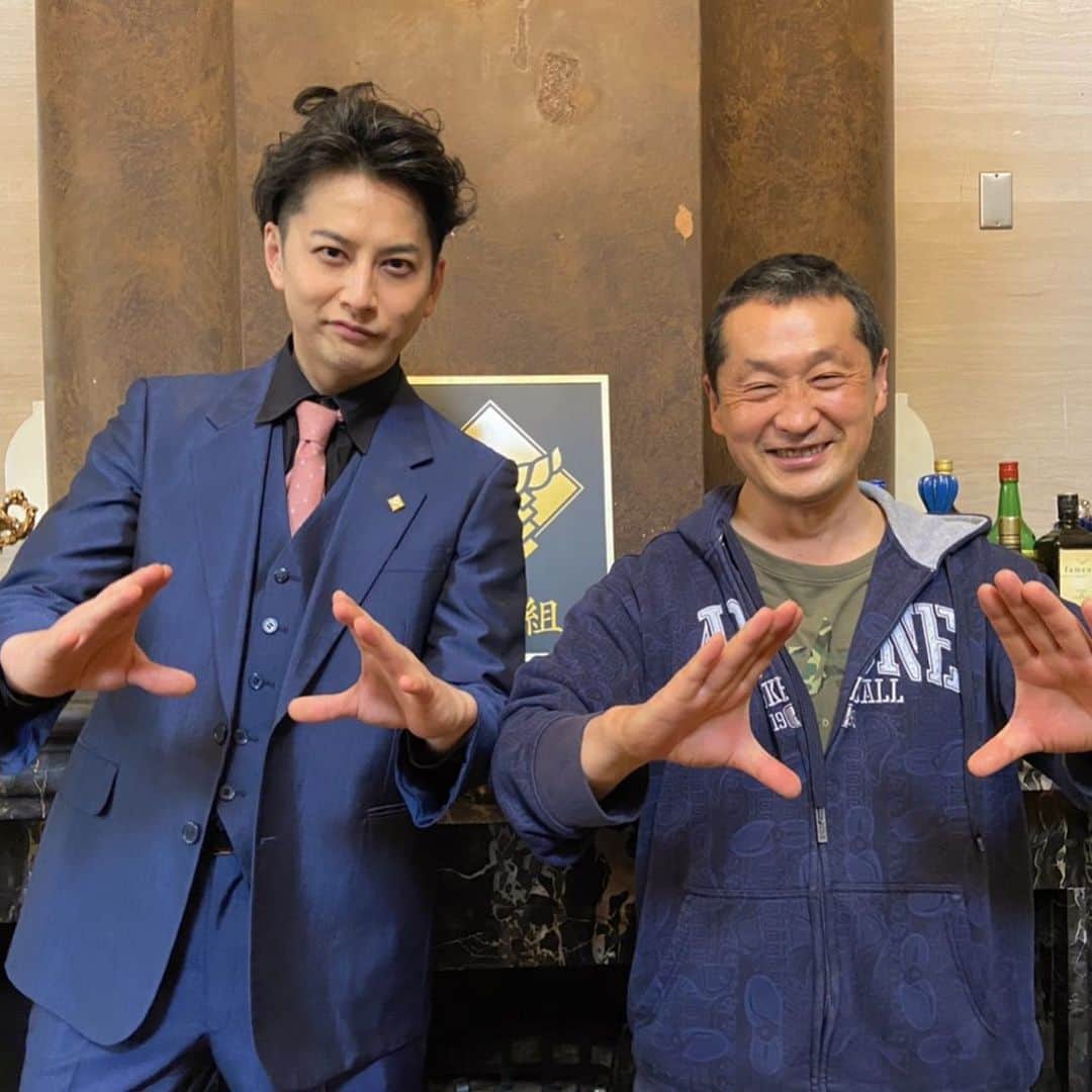 石黒英雄のインスタグラム：「オーブポーズ🤲坂本監督と。 . ４日のヨドンナの舞台挨拶 皆さんにお会い出来るのすごく楽しみです💪 . 2021年9月4日（土） 会場ニッショーホール（旧ヤクルトホール） #ヨドンナ  #ヨドンナ様しか勝たん  #坂本監督」