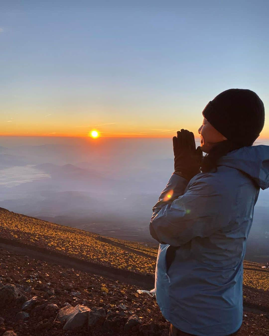 伊達公子さんのインスタグラム写真 - (伊達公子Instagram)「2021,8,28 初めて登った富士山でこんなに美しい御来光が見れて幸せすぎた！ #伊達公子 #kimikodate  #テニス  #テニスプレイヤー #tennis  #tennisplayer #2021年8月28日 #2021 #2021年 #登山  #登山女子  #登山大人女子 #mountains  #富士山 #富士山登山 #mtfuji #世界遺産 #初めての富士山 #御来光  #幸せ  #幸せすぎる」9月2日 15時05分 - kimiko.date