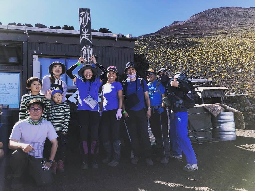 伊達公子さんのインスタグラム写真 - (伊達公子Instagram)「初めての富士山へは登山ガイド児玉さん、トレーナー鈴木さん＋4名のトータル6名で登頂できました。 小屋泊した「砂走館」のみなさんとも一緒に！ いよいよゲーター付けて下山。  #伊達公子 #kimikodate  #テニス  #テニスプレイヤー #tennis  #tennisplayer #2021年8月28日 #2021 #2021年 #登山  #登山女子  #登山大人女子 #mountains  #富士山 #富士山登山 #mtfuji #世界遺産 #初めての富士山 #砂走館」9月2日 15時18分 - kimiko.date