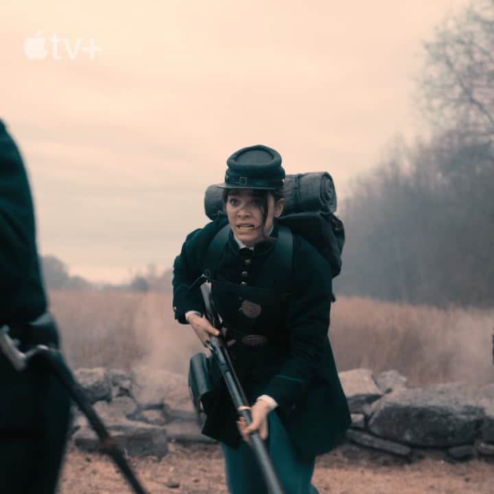 ヘイリー・スタインフェルドのインスタグラム：「THE FINAL SEASON 🥀 #DICKINSON november 5th on @appletvplus」