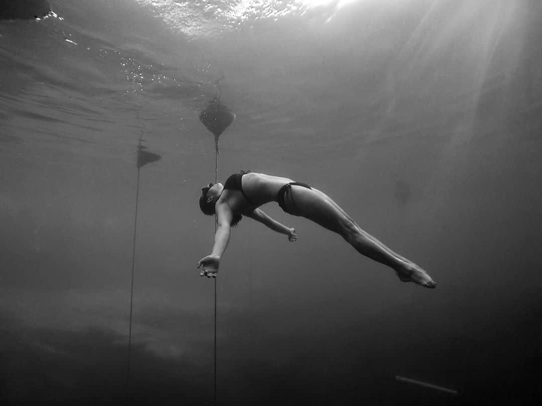 ミーガン・マスカリーナスさんのインスタグラム写真 - (ミーガン・マスカリーナスInstagram)「Such an amazing feeling.  • • • #freedom #lines #shape #blackandwhite #water #diving #coldwater • • • I will forever be amazed by what the human body is capable of. Life is crazy.」9月3日 2時09分 - mjclimbinginthesnow