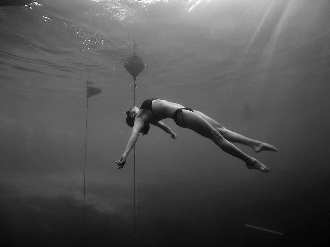 ミーガン・マスカリーナスのインスタグラム：「Such an amazing feeling.  • • • #freedom #lines #shape #blackandwhite #water #diving #coldwater • • • I will forever be amazed by what the human body is capable of. Life is crazy.」
