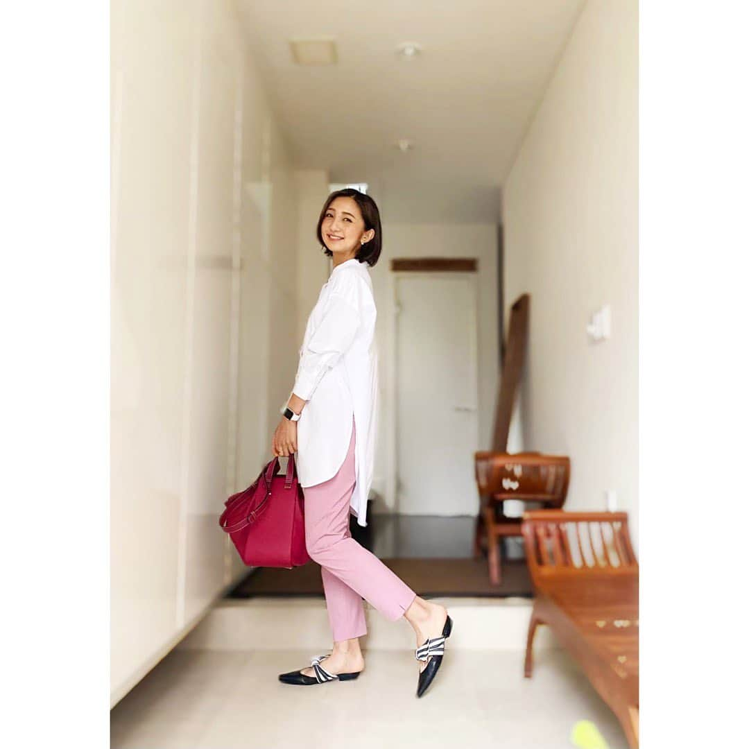 近藤夏子さんのインスタグラム写真 - (近藤夏子Instagram)「.   今日はTBSラジオ「伊集院光とらじおと」に出演させて頂きました💛 毎回楽しくてあっという間のらじおと。 ありがとうございました😊❣️ また出演できて嬉しかったです！！ 　 　 涼しかった今日は、長袖シャツを✨ 後ろが長めなのですがスリットが入っていて重くならない！ シャツの季節はそろそろかな〜？  急な気温の変化についていけないですが体調管理をして過ごしていきましょう☺️ 　 　 #伊集院光とらじおと  #私服 #かこの私服だよ 　  #TBSアナウンサー #近藤夏子」9月2日 17時43分 - kondokako0804