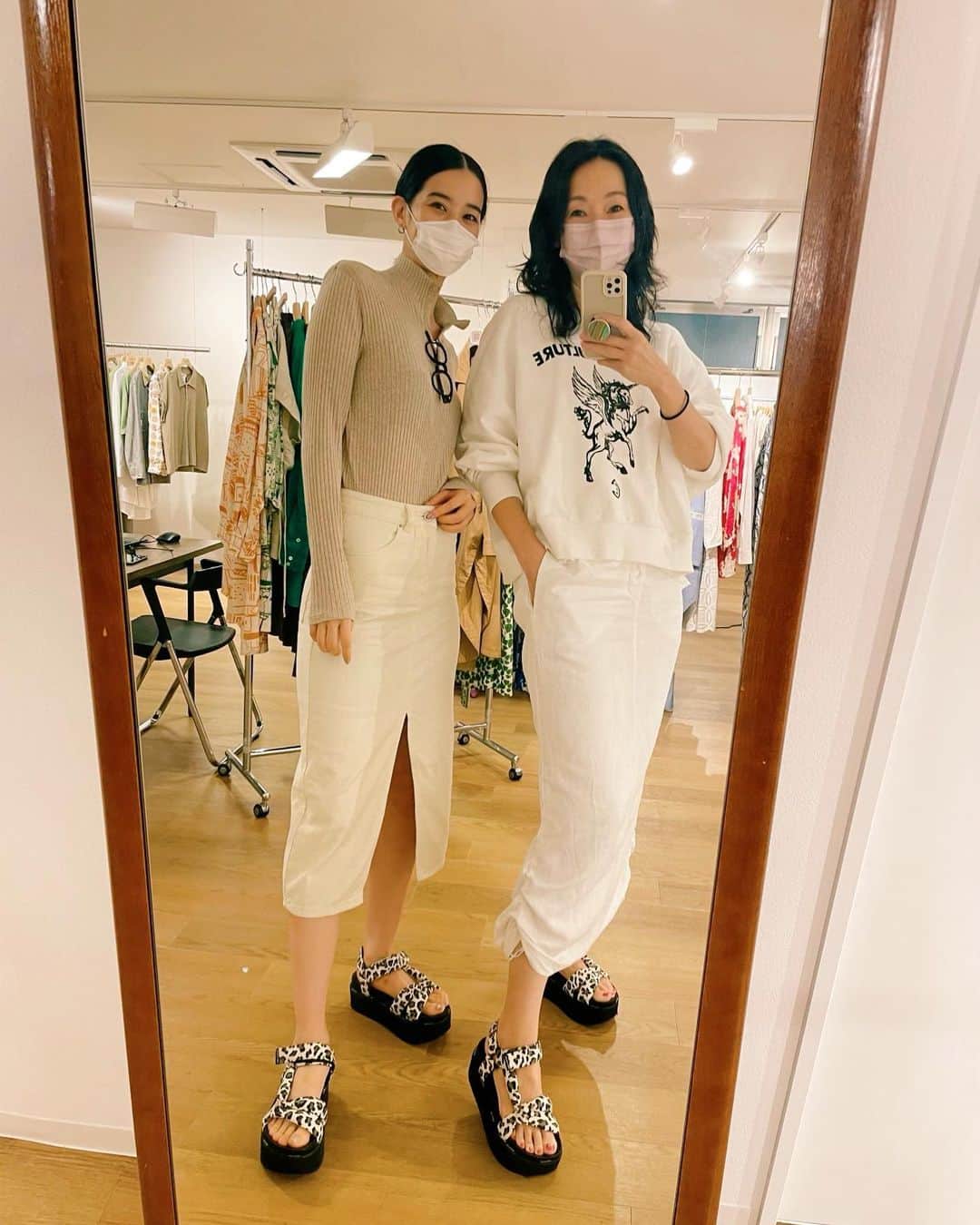青野楓のインスタグラム：「@noname.japan @pdst.jp の展示会で、#とよた真帆 さん( @maho_toyota )にばったりお会いしました♡  コーディネートが似ていて嬉しかったです🤭🖤nonameのサンダルはお揃いでした！  今回も半分ぐらいまほさんと同じもの付けていたので、またお揃いが増えそうです😏❤️やったー！！  #ノーネーム#パサージュドゥストックマン #noname#展示会#ss#私服#ootd#fashion」