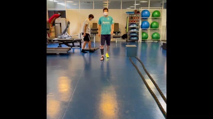 のインスタグラム：「2021.9.2 オペから今日で1ヶ月 リハビリの様子です。これはほんの一部ですが毎日こんな感じでリハビリ、トレーニングしています。ハードなメニューが用意されてますがトレーナーの永井くんと楽しみながらやっています！まだまだ先は長いですがコツコツ頑張ります！とりあえず僕は元気です！ #現状これが精一杯の歩き #髪ボサボサ #リハビリ #筋トレ #アビスパ福岡 #コツコツが勝つコツ」
