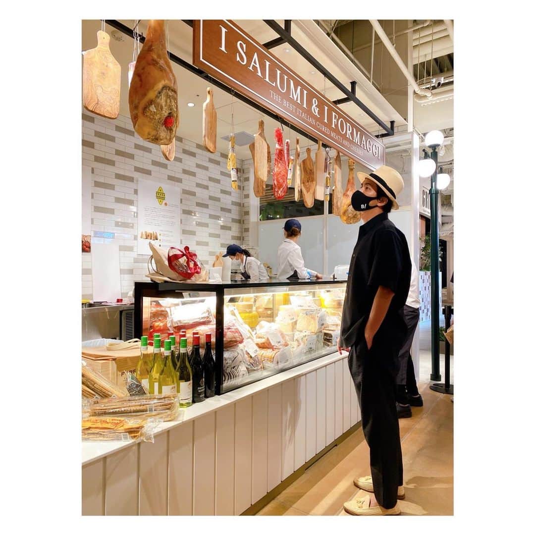 幸太さんのインスタグラム写真 - (幸太Instagram)「@eataly.tokyo  ⁡ ⁡ Ginzaシックス6Fにオープンしたばかりの イータリー銀座にお邪魔して来ました😎 ⁡ ⁡ 広い店内は、 イータリーのコンセプトである ⁡ ⁡ 『 食べる・買う・学ぶ 』を楽しめるように なっていて ⁡ ⁡ La Piazzeatta (広場)では、 Aperitivo(食前酒)や小皿料理が楽しめるうえ ⁡ 今回はノンアルコールの オリジナルカクテルを作らせてもらえたり🍷 ⁡ ここにしかない生ハムや ピザ、パスタ以外にも、 男2人でスイーツまで堪能しちゃいました😋 ⁡ ⁡ ⁡ イータリーは持続可能な食品や企業をサポートしてるらしく、 僕ら消費者が安心安全なスローフードを 手軽に食べれたり、買えたり出来るのは 有り難いね👍 ⁡ ⁡ ⁡ 銀座ってなかなか敷居が高い感じがしたけど、 @eataly.tokyo は、 待ち合わせや軽い食事など、 カジュアルにも楽しめそう ⁡ ⁡ そしてそこで食べた食材を隣のマーケットで 買って帰れるから、 おウチ時間のお土産にも‼️ ⁡ ⁡ お酒が呑めるようになったら 次はサクッと泡🍾を楽しみたいなぁ（笑） ⁡ ⁡ #eataly #eatalytokyo  #eatalyginza #ginza #italianfood #cafestyle #tokyostyle #fashion #model #surfer #blackstyle  #イータリー #イータリー銀座  #銀座シックス #銀座カフェ  #銀座イタリアン #カクテル作り体験 #銀座待ち合わせ #スローフード #モデル  ⁡」9月2日 17時52分 - kotawave
