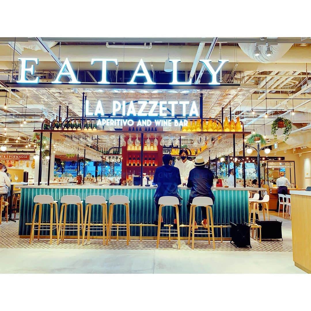 幸太さんのインスタグラム写真 - (幸太Instagram)「@eataly.tokyo  ⁡ ⁡ Ginzaシックス6Fにオープンしたばかりの イータリー銀座にお邪魔して来ました😎 ⁡ ⁡ 広い店内は、 イータリーのコンセプトである ⁡ ⁡ 『 食べる・買う・学ぶ 』を楽しめるように なっていて ⁡ ⁡ La Piazzeatta (広場)では、 Aperitivo(食前酒)や小皿料理が楽しめるうえ ⁡ 今回はノンアルコールの オリジナルカクテルを作らせてもらえたり🍷 ⁡ ここにしかない生ハムや ピザ、パスタ以外にも、 男2人でスイーツまで堪能しちゃいました😋 ⁡ ⁡ ⁡ イータリーは持続可能な食品や企業をサポートしてるらしく、 僕ら消費者が安心安全なスローフードを 手軽に食べれたり、買えたり出来るのは 有り難いね👍 ⁡ ⁡ ⁡ 銀座ってなかなか敷居が高い感じがしたけど、 @eataly.tokyo は、 待ち合わせや軽い食事など、 カジュアルにも楽しめそう ⁡ ⁡ そしてそこで食べた食材を隣のマーケットで 買って帰れるから、 おウチ時間のお土産にも‼️ ⁡ ⁡ お酒が呑めるようになったら 次はサクッと泡🍾を楽しみたいなぁ（笑） ⁡ ⁡ #eataly #eatalytokyo  #eatalyginza #ginza #italianfood #cafestyle #tokyostyle #fashion #model #surfer #blackstyle  #イータリー #イータリー銀座  #銀座シックス #銀座カフェ  #銀座イタリアン #カクテル作り体験 #銀座待ち合わせ #スローフード #モデル  ⁡」9月2日 17時52分 - kotawave