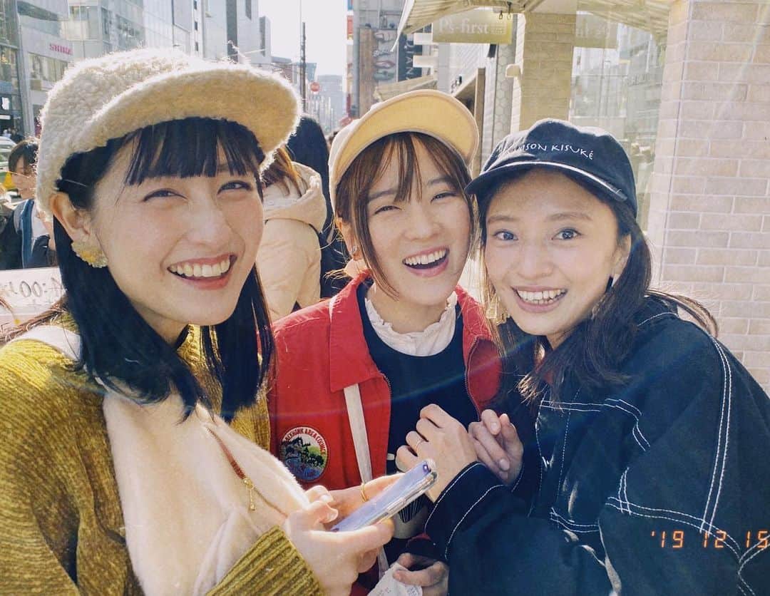 亜希子のインスタグラム：「2年前の秋冬は、親友とこうして記念写真撮りに行っていた模様🙆‍♀️  え…早く…この頃のように何も気兼ねなく遊びたいんだが？？？(しかし、今は我慢ですね…)  写真は撮っておくと、こうやって見返せるからいいものですね。  全員30歳になった記念に、原宿に繰り出した日。  スタイリング: 七世 @nanaseiwai  フォト:シュンくん @shunnakayama_   シュンくんのお写真の世界観、素敵だよー！」