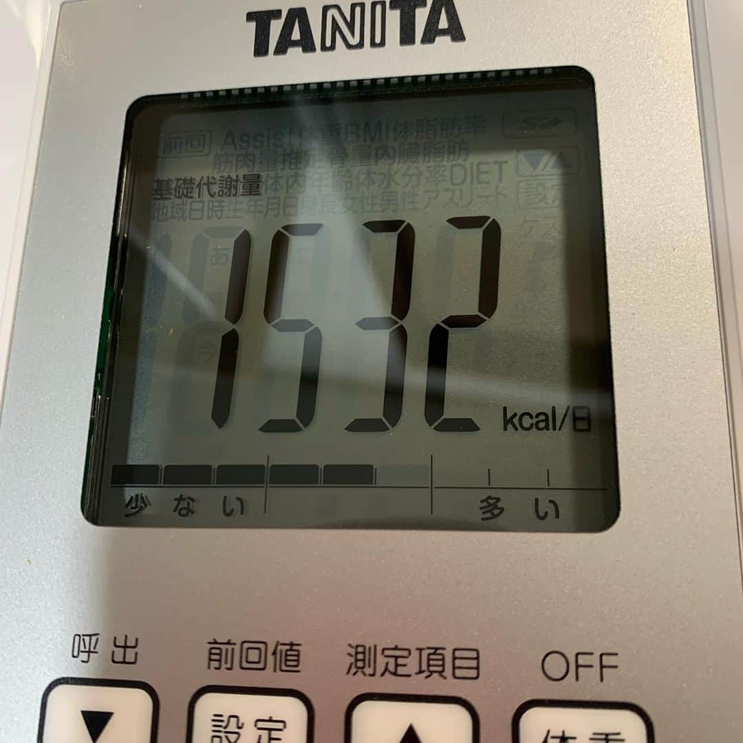 辻井亮平さんのインスタグラム写真 - (辻井亮平Instagram)「よし。やっと体重計届いた。なんや色々よう分からん数値出るヤツや！！最近ボクシング出来てなかったから現状維持って感じやな。  #よう分からんけど #体内年齢32歳だけは #嬉しかった #山さん」9月2日 18時50分 - aironhed_tsujii