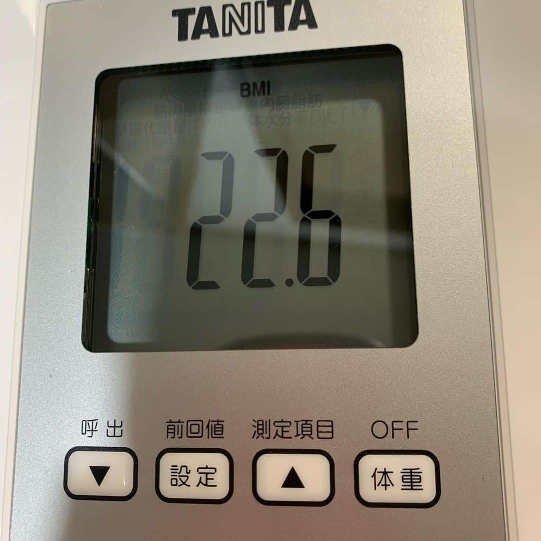 辻井亮平さんのインスタグラム写真 - (辻井亮平Instagram)「よし。やっと体重計届いた。なんや色々よう分からん数値出るヤツや！！最近ボクシング出来てなかったから現状維持って感じやな。  #よう分からんけど #体内年齢32歳だけは #嬉しかった #山さん」9月2日 18時50分 - aironhed_tsujii