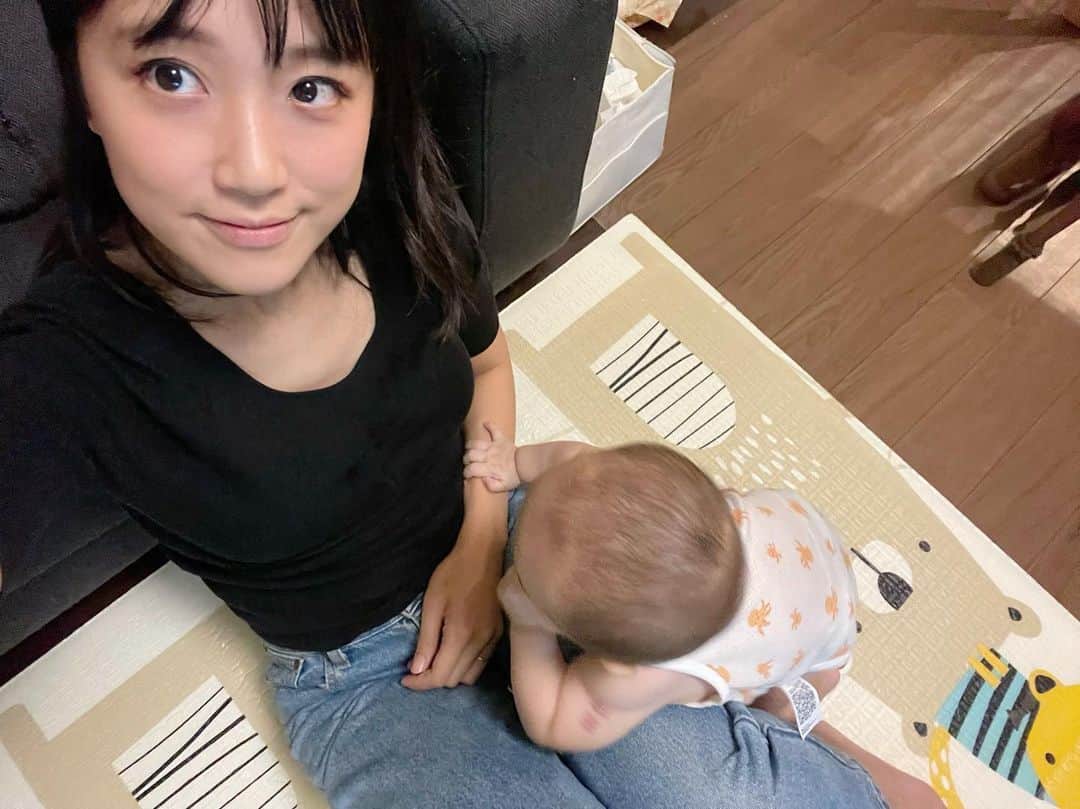 竹内由恵さんのインスタグラム写真 - (竹内由恵Instagram)「7ヶ月。 機嫌良く一人遊びしてくれてるときもあるけど、基本的には、そばを離れると泣いちゃう。  だから、ずっと一緒。  ❤️  #赤ちゃんがいる生活 #なんもできないけど #貴重な時間　#タコ🐙の肌着率高いな…」9月2日 19時02分 - yoshie0takeuchi