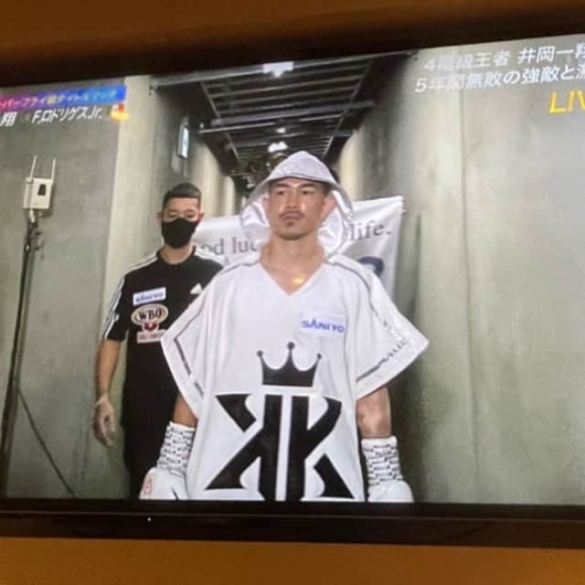 彫師美漸さんのインスタグラム写真 - (彫師美漸Instagram)「@kazuto_ioka_official 👑 V3防衛おめでとう〜😆🙌✨ ・ IAMIAM🔥 最高にカッコ良かった ・ 入場ガウン(ロゴデザイン) @uking_original × @bizentattoo ・ tattoo by @bizentattoo ・ #井岡一翔 #uking_original #刺青 #彫師 #美漸 #彫師美漸　#タトゥー #tokyo #tattoo #art #fashion #bizenart #bizen #문신　#Bizentattoo  #tattooer #tattooist #tattooartist #tattooart #tattooshop #boxing」9月2日 19時12分 - bizentattoo