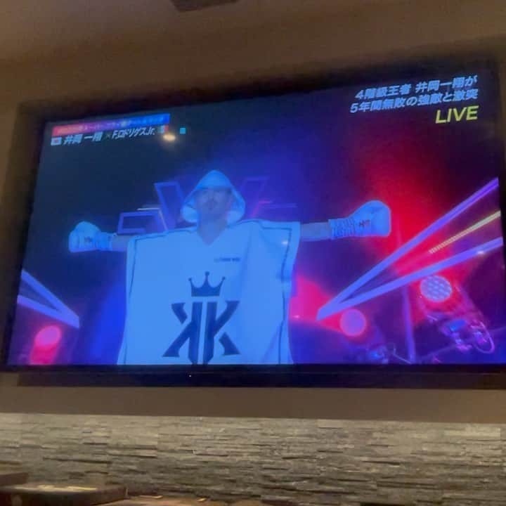 彫師美漸のインスタグラム：「@kazuto_ioka_official 👑 V3防衛おめでとう〜😆🙌✨ ・ IAMIAM🔥 最高にカッコ良かった ・ 入場ガウン(ロゴデザイン) @uking_original × @bizentattoo ・ tattoo by @bizentattoo ・ #井岡一翔 #uking_original #刺青 #彫師 #美漸 #彫師美漸　#タトゥー #tokyo #tattoo #art #fashion #bizenart #bizen #문신　#Bizentattoo  #tattooer #tattooist #tattooartist #tattooart #tattooshop #boxing」