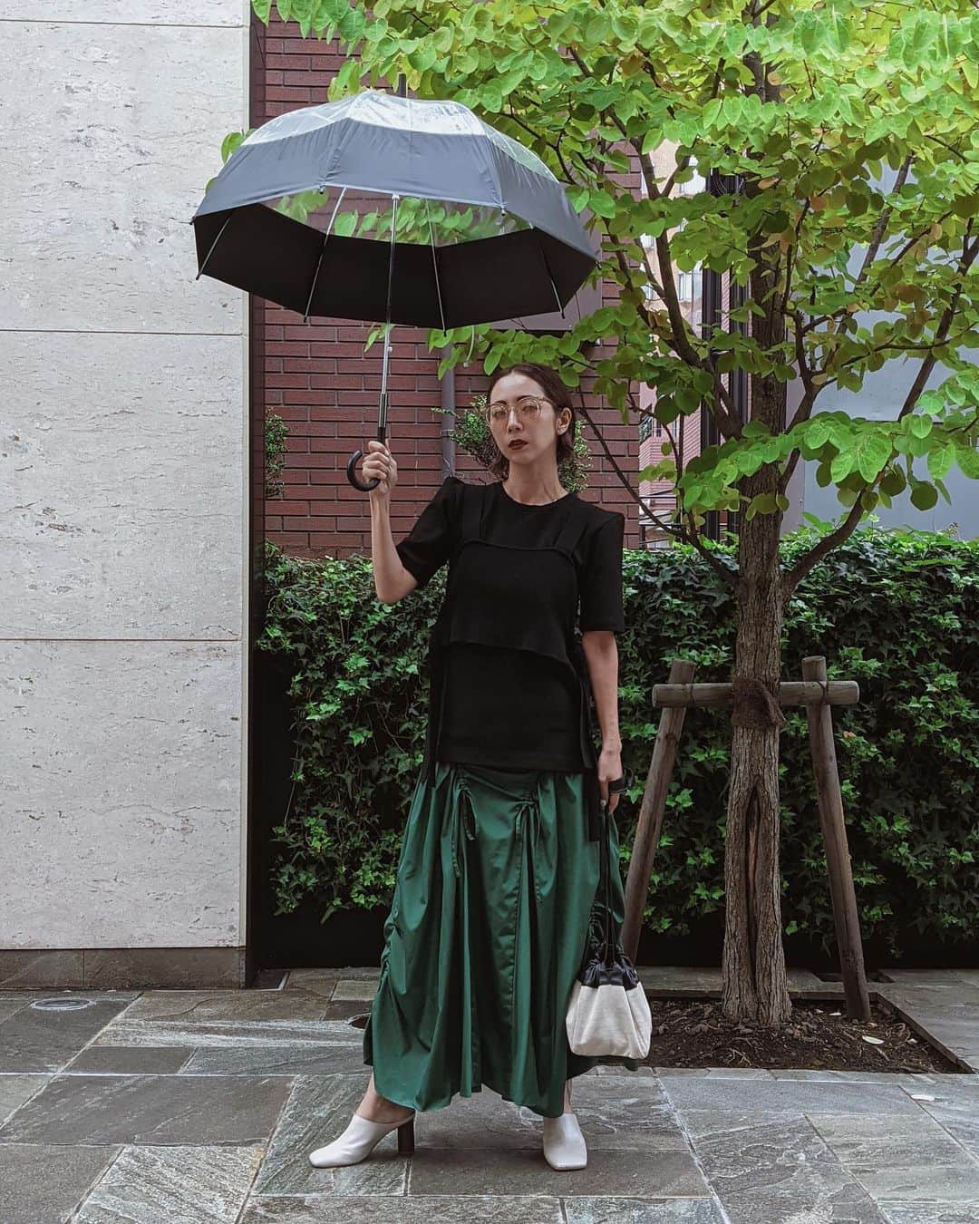 荻原桃子さんのインスタグラム写真 - (荻原桃子Instagram)「雨が続くけど かわいい傘をいくつかZOZOで買ったので傘選びも楽しいです  新作のボリュームスカートは ギャザー分量自由自在で ボリューム感、丈感お好きに作れます  ナイロン素材なので 雨の日にも雨じみができなくて良い✨  ツンツンショルダーのTOPSは 張りのあるポンチ素材で 形がとっても綺麗！  何にでも合わせやすくてカラバリ購入♡  この日は去年のニットビスチェを重ねてシンプルに〜っ  #UN3D @un3d_official」9月2日 19時15分 - momokoogihara