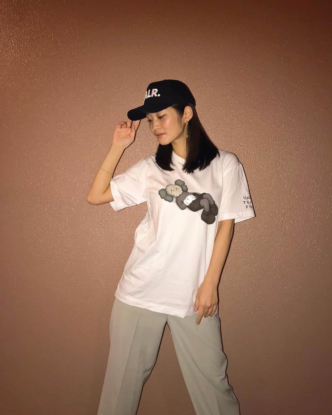 橘花凛さんのインスタグラム写真 - (橘花凛Instagram)「KAWSTシャツコーデ☺️ おそろい持ってる人🤔？？🙋‍♀️ 🧢 @balr_jpn  👚 @uniqlo  👖 @ladiesfashion.kandk」9月2日 19時23分 - rintakahashi0809