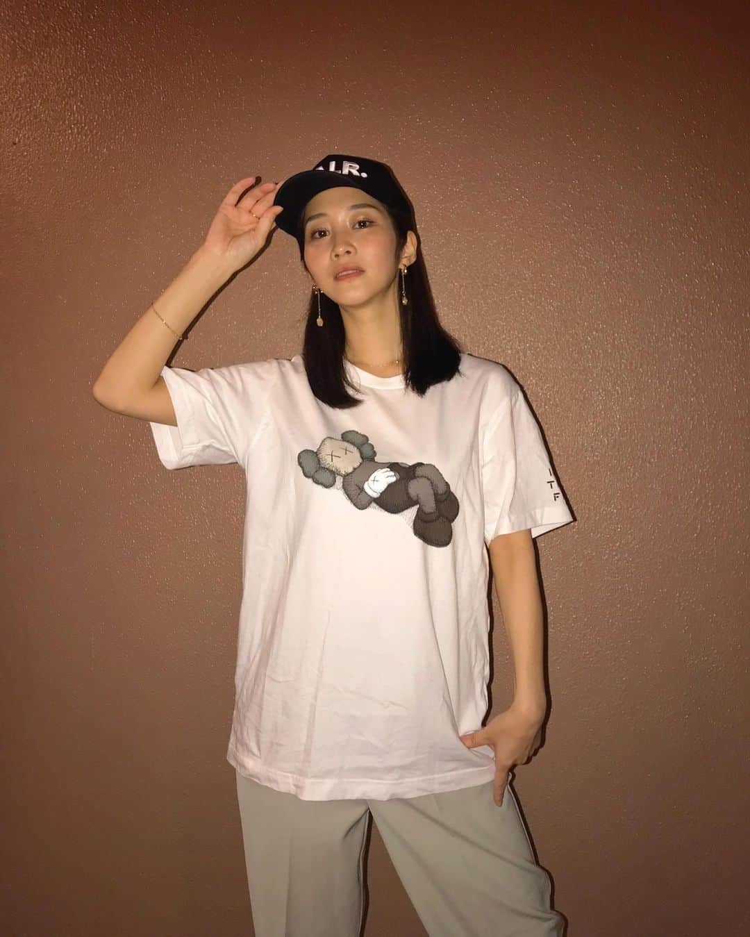 橘花凛さんのインスタグラム写真 - (橘花凛Instagram)「KAWSTシャツコーデ☺️ おそろい持ってる人🤔？？🙋‍♀️ 🧢 @balr_jpn  👚 @uniqlo  👖 @ladiesfashion.kandk」9月2日 19時23分 - rintakahashi0809