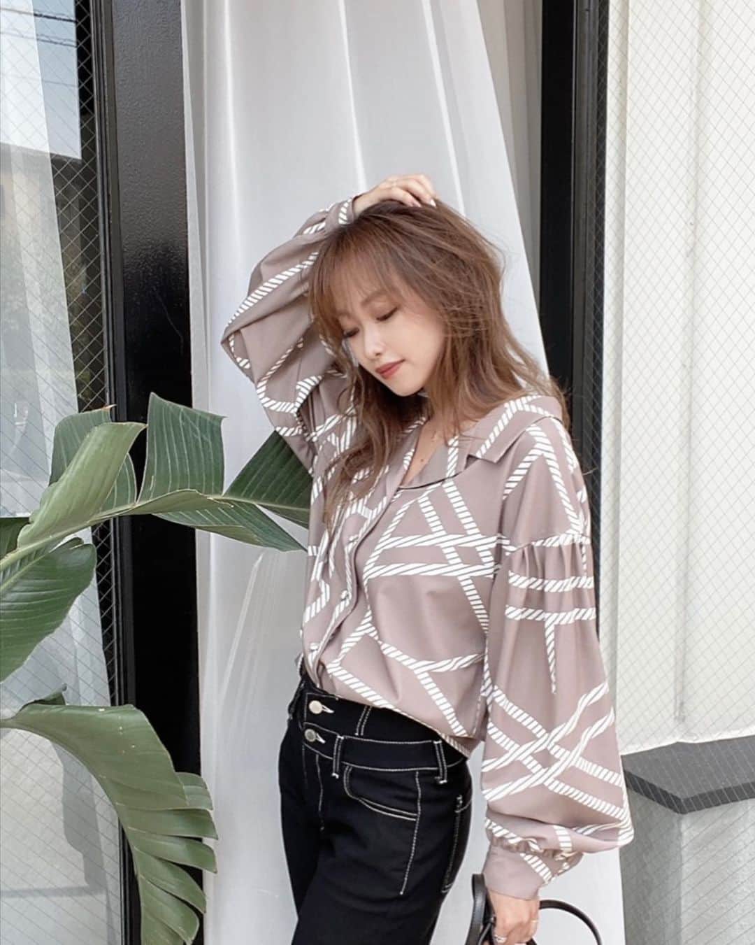 木田絵里香のインスタグラム：「. 新宿リニューアル記念ITEMその2✌🏼 . 前回もお問い合わせ多数だったシャツ❤︎ ランダムパターンボリュームシャツ☺︎ 新宿、名古屋限定だよ🐾 . パンツ合わせがおすすめ☺︎ . #シャツ#ロゴ#パンツ#パンツコーデ」