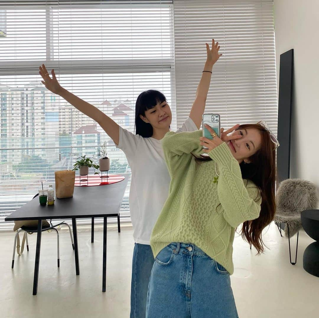 COCO さんのインスタグラム写真 - (COCO Instagram)「🌱  모레 드디어 올라가는 룩북영상🥳 #스튜디오 @highstudio__  @seoyundesu  촬영할때 제일 멋있어 넌🖤 다음뮤비는언제?🤔  #룩북촬영 #촬영스튜디오  #강남스튜디오」9月2日 19時31分 - rilaccoco