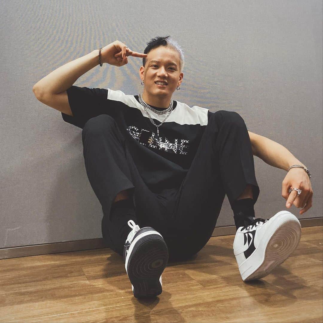 プニエル のインスタグラム：「Matched my shoes with my hair today  오늘 신발이랑 머리 깔맞춤」