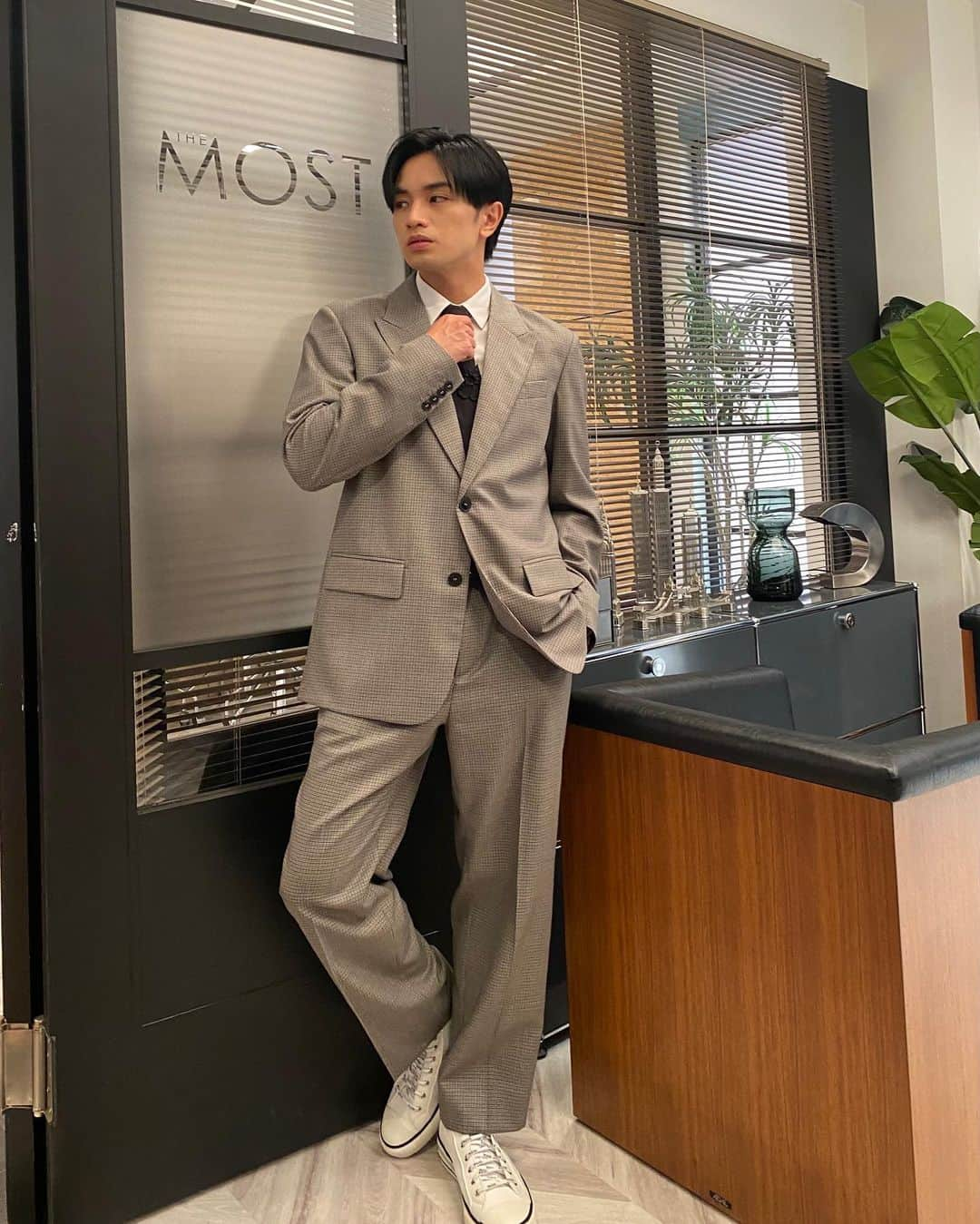 長谷部宗介さんのインスタグラム写真 - (長谷部宗介Instagram)「今日の私服です。  かのきれはファッションが豊かな 作品です。  ぜひ、そこも注目してくださいね。  今日もおつかれさま。  明日も頑張って。  jacket: @maisonvalentino shirt: @maisonvalentino necktie: @maisonvalentino bottom: @maisonvalentino shoes: @maisonvalentino  #OOTD #ootdfashion #fashion #asia #japan #tokyo #love #guys #boy #中島健人Instagram #彼女はキレイだった」9月2日 19時50分 - k.n_sosuke.hasebe