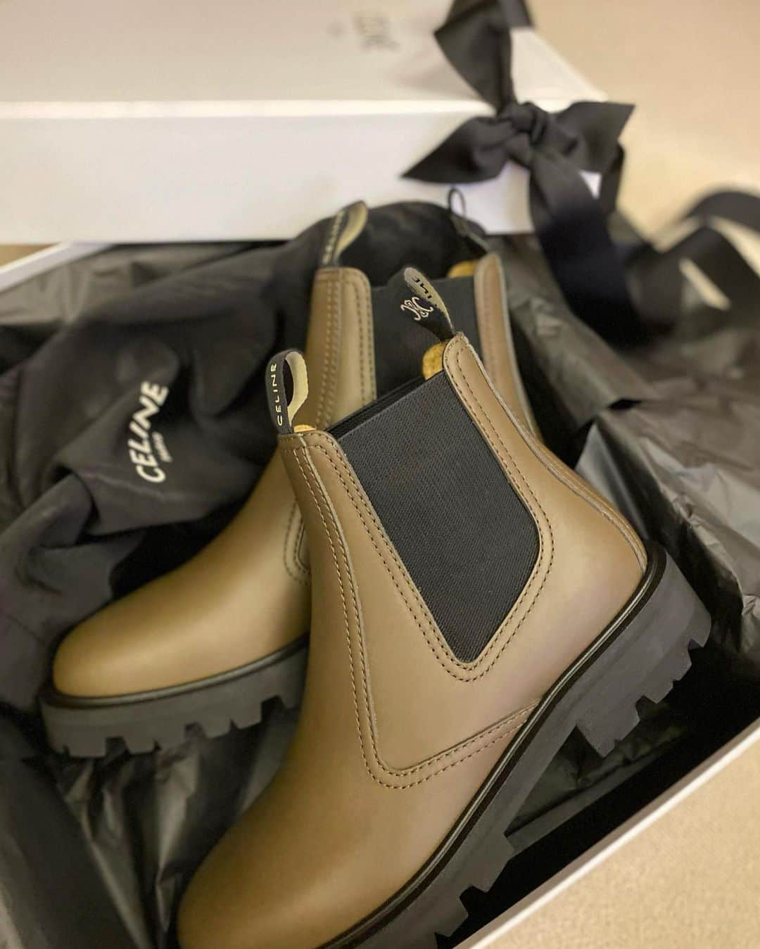 Mai Wakimizuのインスタグラム：「秋1番のお買い物♡タグが可愛い＼(^o^)／ #wakkinstyle#celine」