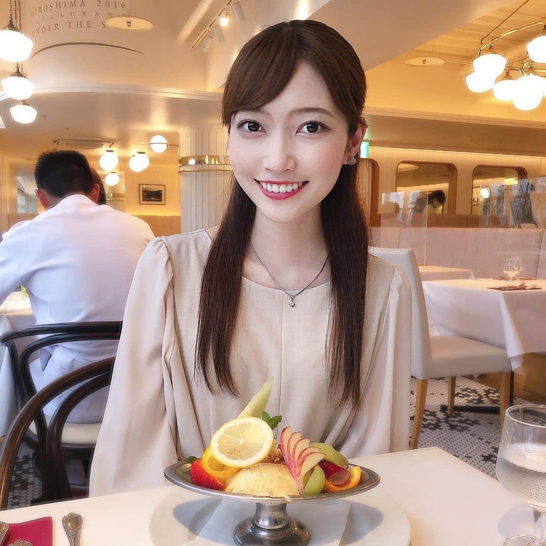 末井櫻子のインスタグラム：「🩰➰ ． ． ． 八丁堀福屋の屋上レストラン🥗 いつもはランチで行くけど、この日は初カフェ♡ ． ． ずっと食べてみたかったプリンアラモード食べた🥄🤍 ‘昔ながらの’プリンって感じですっごく美味しかったです🍮 ． ． テラス席も素敵なんだけど 行く日は何故かだいたい雨で室内になっちゃう🥲」