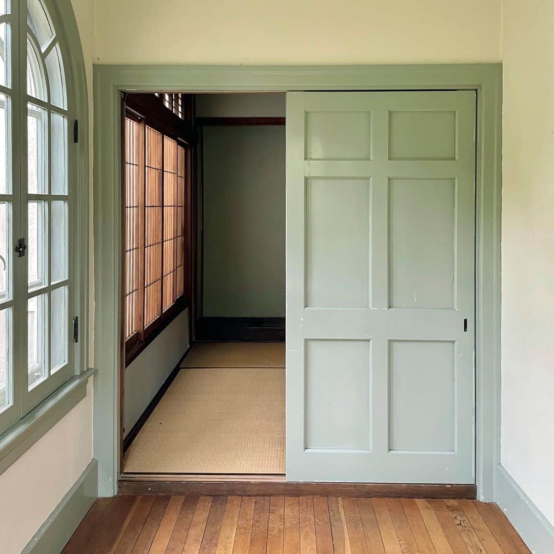 のインスタグラム：「京都市京セラ美術館の展示「モダン建築の京都」に合わせて、本誌で連載中の「モダン建築ディテール探訪」。今回は漆作家の石塚源太さんが、創意工夫の溢れる「家具以上、建築未満」な建具を巡ります。 &Premium.jpでも連載中。詳しくはプロフのリンク先で「モダン建築」で検索。 photo : @makoyamato  #アンドプレミアム #andpremium #モダン建築の京都 #モダン建築 #駒井家住宅」